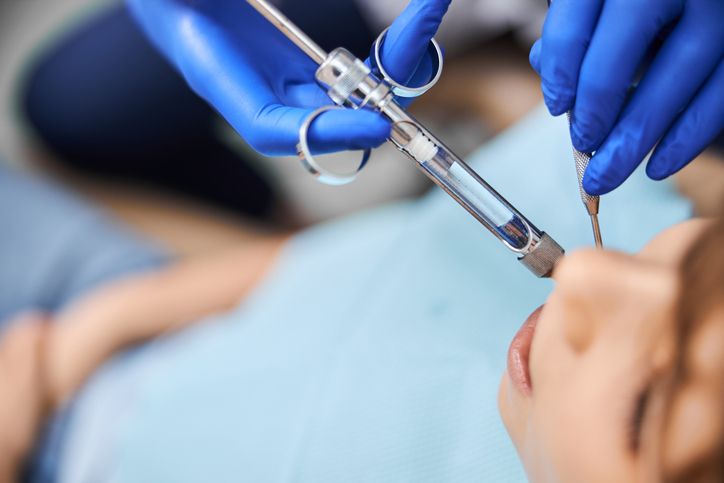 Traitement de Canal : Comment Sauver une Dent Naturelle et Éviter l’Extraction ?