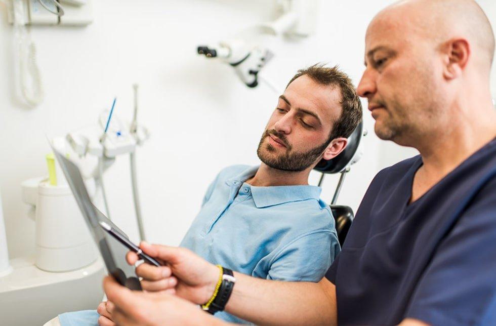 Implant dentaire : les erreurs à éviter après l&rsquo;intervention